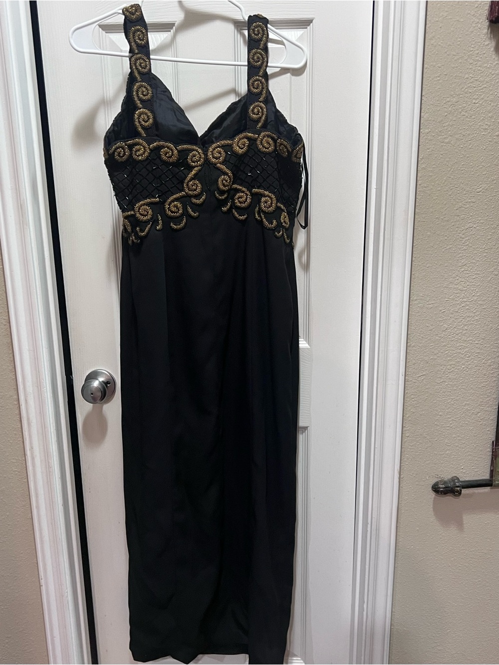 Elegant Black Evening Dress with Gold Embellishment - Picture 2 of 2